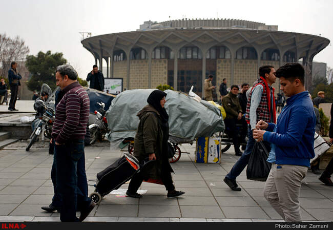 محوطه تئاتر شهر میزبان دستفروشان 