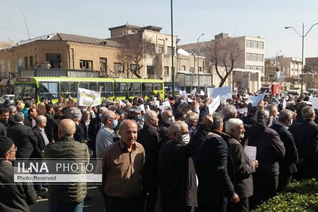 تجمع کارگران و اعضای اتحادیه پیشکسوتان جامعه کارگری  مقابل مجلس شورا