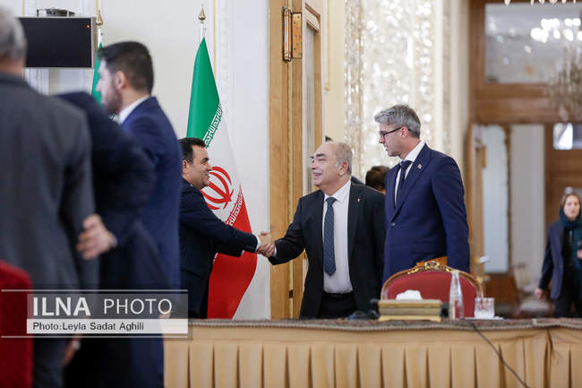 نشست وزیر امور خارجه با سفرا و نمایندگان خارجی مقیم تهران