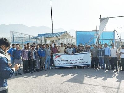 تجمع کارگران بیکارشده پروژه پتروشیمی ارغوان گستر ایلام مقابل درب ورودی 