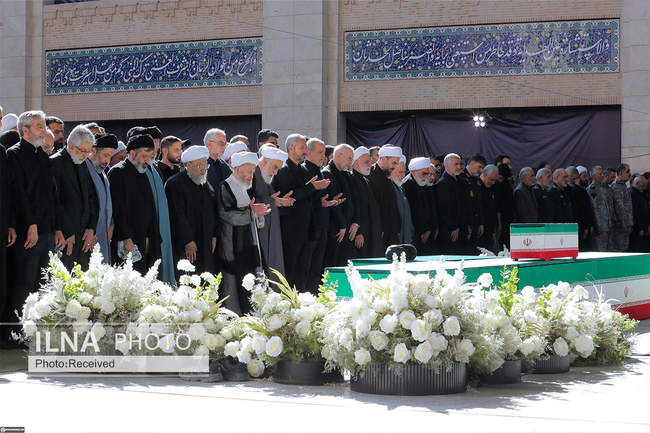 اقامه نماز بر پیکر رهبر شهید انقلاب با حضور جمعی از مسئولان، کارگزار�