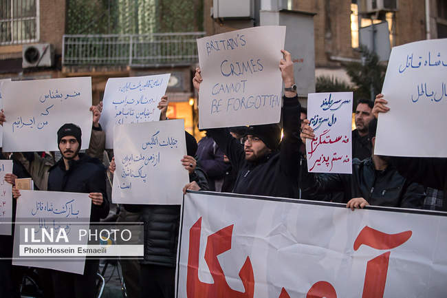 تجمع دانشجویان در مقابل سفارت انگلستان در تهران