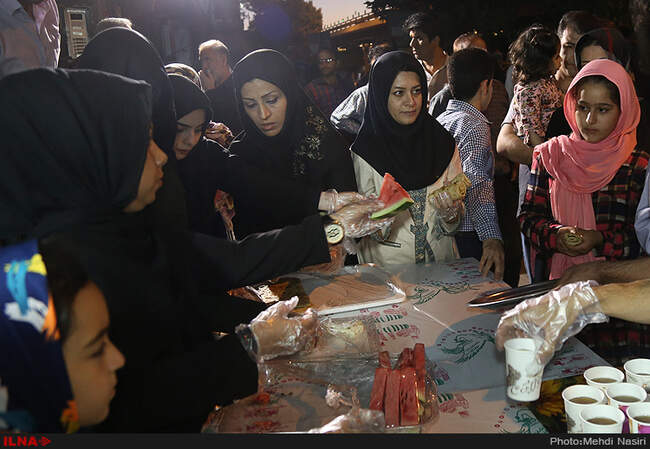 سفره های افطاری در خیابانهای تهران