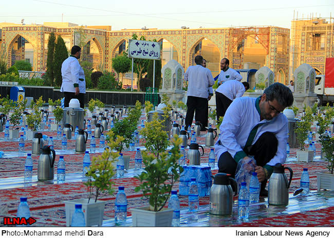 ضیافت افطاری در حرم مطهر امام رضا (ع) 