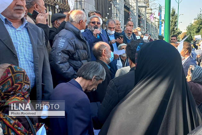 تجمع کارگران و اعضای اتحادیه پیشکسوتان جامعه کارگری  مقابل مجلس شورا