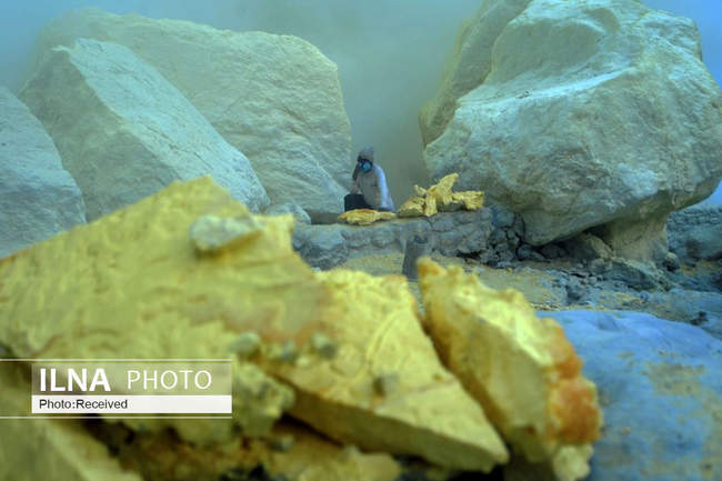معدن گوگرد در کوه آتشفشانی کاوا ایجن در اندونزی