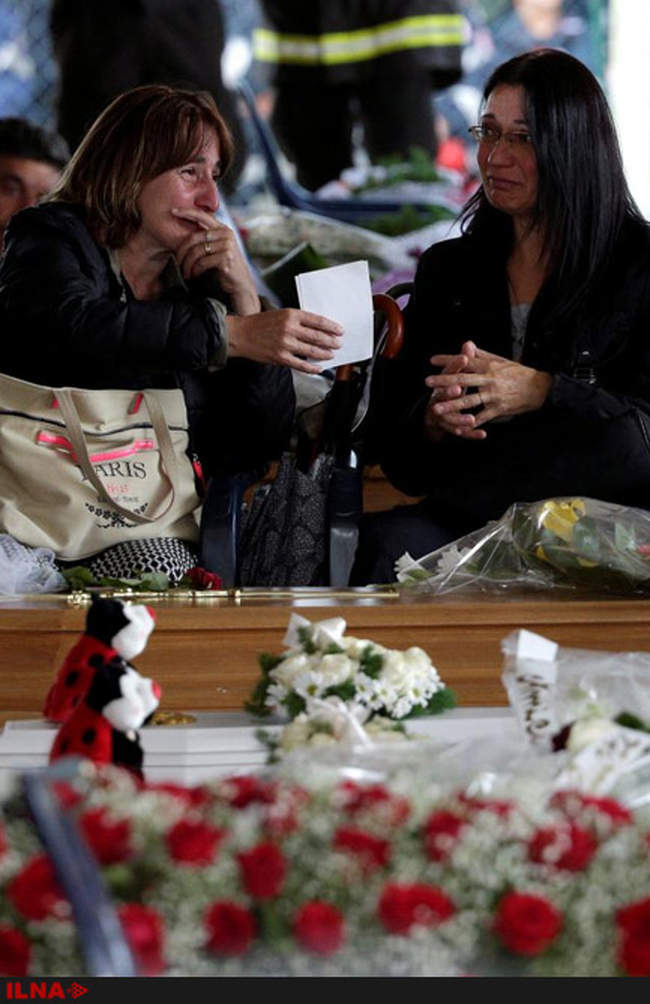 عزاداری خانواده اندوهگین برای از دست دادن عزیزان خود در منطقه زلزله 