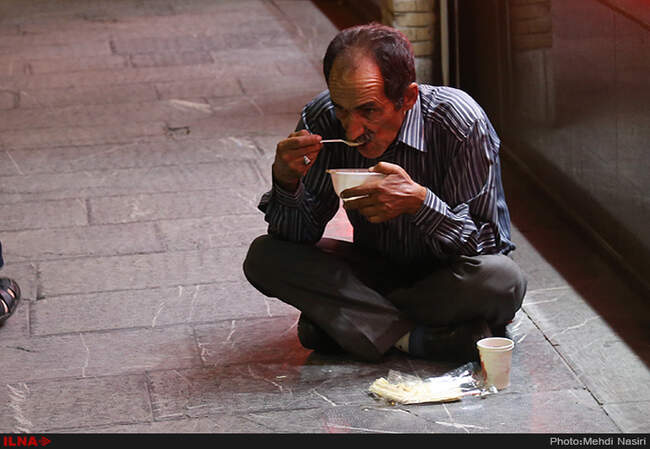 سفره های افطاری در خیابانهای تهران