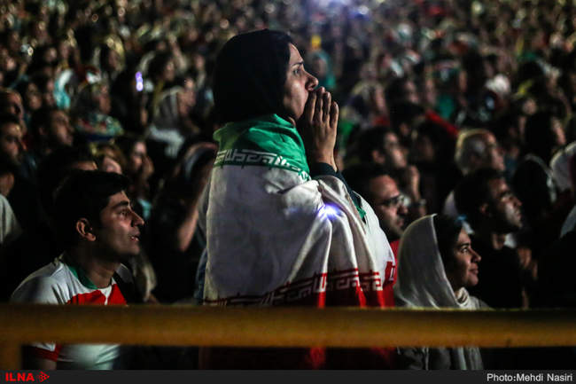 تماشای بازی ایران و اسپانیا  در ورزشگاه آزادی