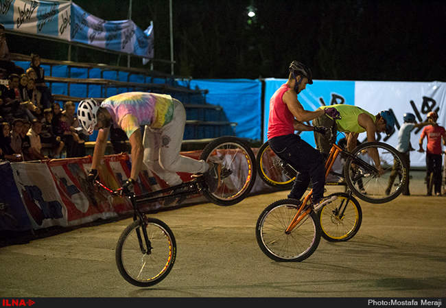 اجرای حرکات نمایشی تاپ رایدر در پارک ملت شهر کرد