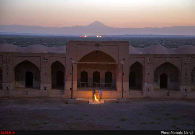 نمای شبانه کاروانسرای دیر گچین، بزرگترین کاروانسرای خشتی گچی ایران 