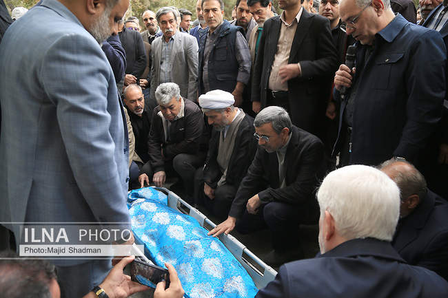  تشییع مرحومه مغفوره «زرین احمدی نژاد»