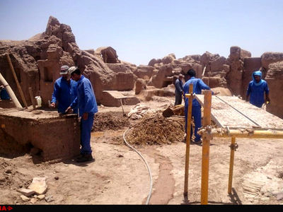 تجمع کارگران ارگ بم در اعتراض به ۳ماه مزد معوقه/ مدیر پایگاه ارگ بم: کمبود منابع مالی باعث به تاخیر افتادن دستمزد کارگران شده است