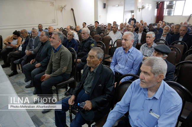 تجدید میثاق اعضای خانه کارگر در هفته کارگر با امام و شهدا و نشست در خا