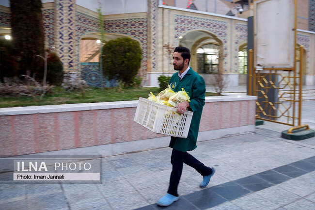 پذیرایی افطار از زائران در ورودی حرم امام رضا(ع)