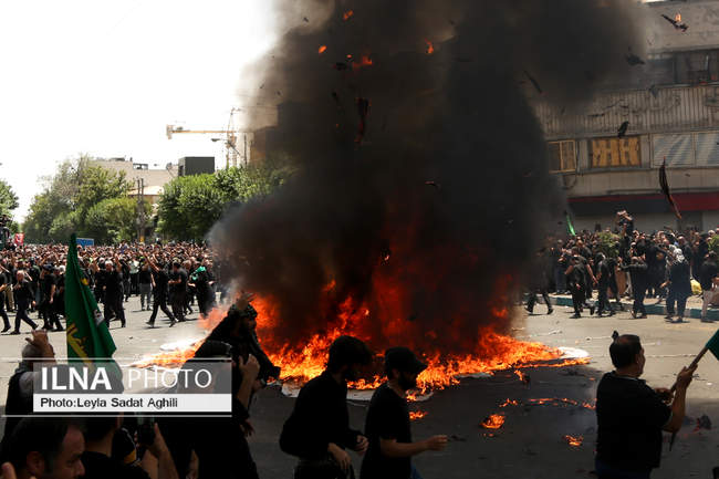 مراسم خیمه‌سوزان ظهر عاشورا در چهارراه گلوبندک تهران/1
