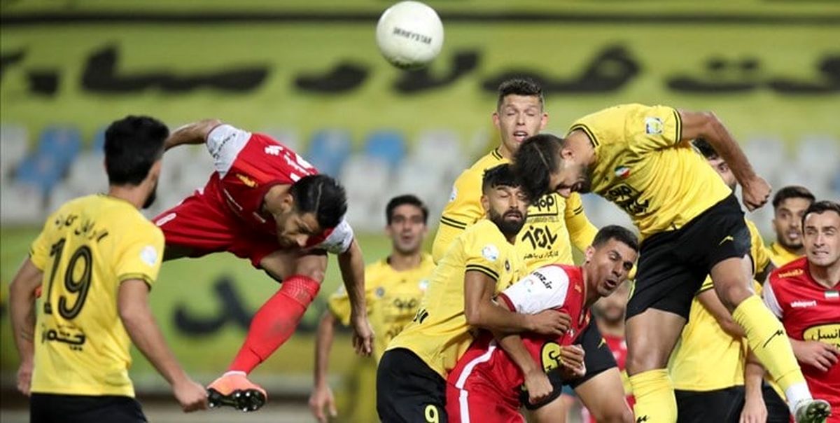 زنده با حواشی بازی سپاهان و پرسپولیس؛ از پرتاب نارنجک دستی تا ورود هواداران بدون بلیط