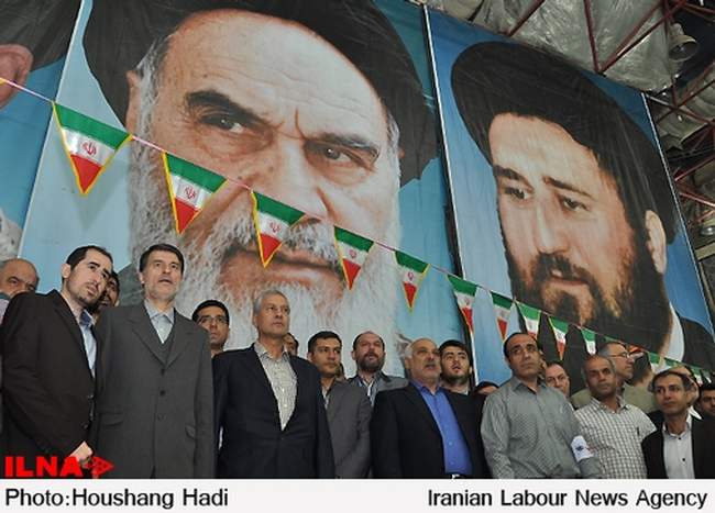 وزیر کار به همراه دبیر کل خانه کارگر در اجتماع بزرگ کارگران حاضر در ح�