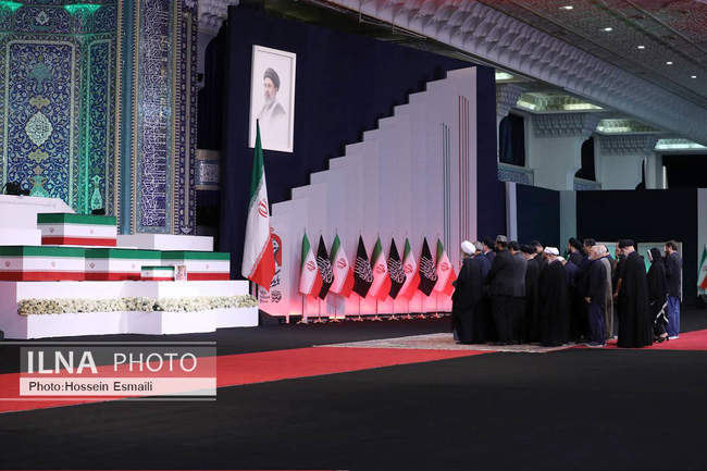 ادای احترام مهمانان و مسئولان خارجی به پیکر امام شهید/1