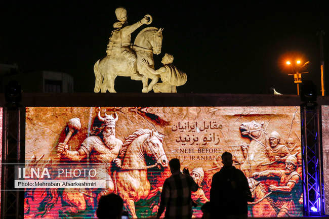 رونمایی از مجسمه «زانو زنندگان برابر ایران»