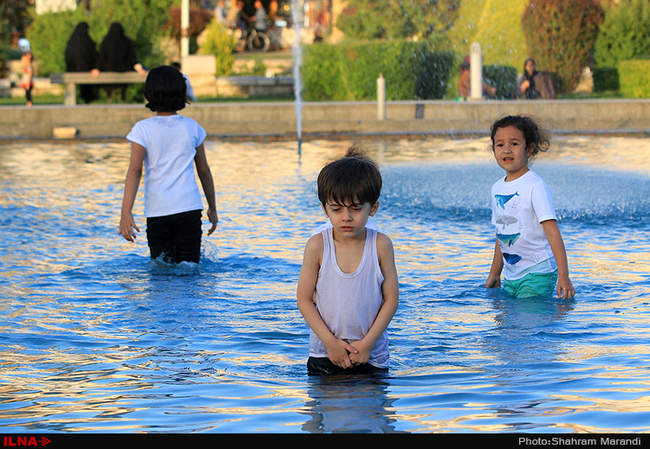 آب بازی کودکان در میدان امام اصفهان
