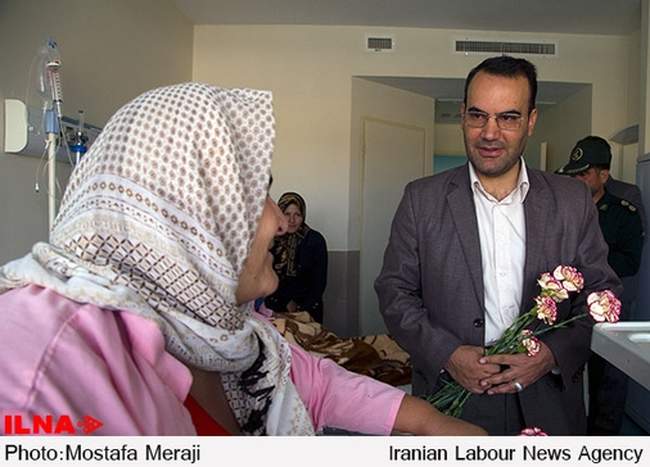 اهداء شاخه گل به کارگران بیمارستان امام رضا(ع) قم