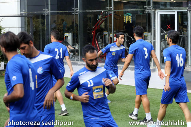 تمرین وزنه بازیکنان استقلال با حضور بازیگر سینما و تلویزیون(گزارش تص