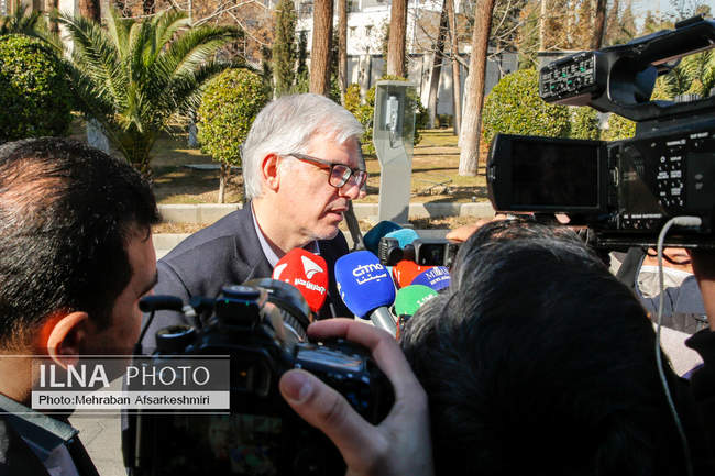 اعضای هیأت دولت در جمع خبرنگاران