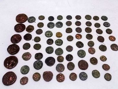 کشف ۷۳ قطعه سکه تاریخی دوره اشکانیان از یک مسافر در اندیمشک