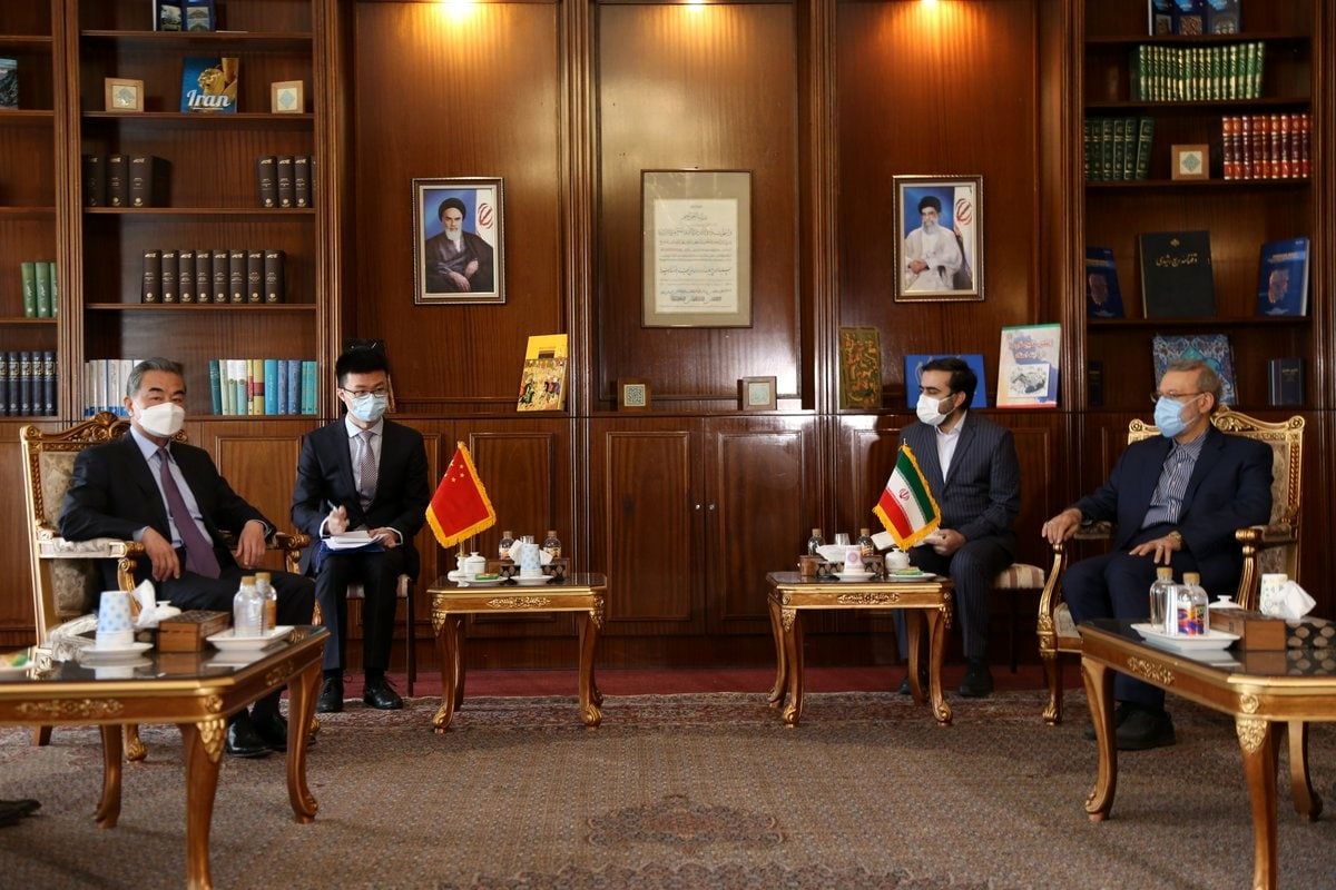 وزیر خارجه چین با لاریجانی دیدار کرد/ نهایی شدن برنامه جامع همکاری تهران و پکن