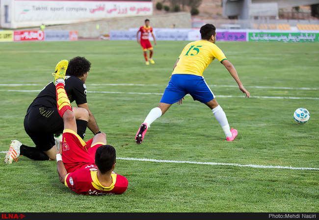 مسابقه فوتبال بین دوتیم نفت تهران و صنعت نفت آبادان