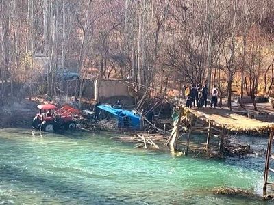 فروریختن پل تاریخی گپز سامان؛ خودرو به رودخانه سقوط کرد
