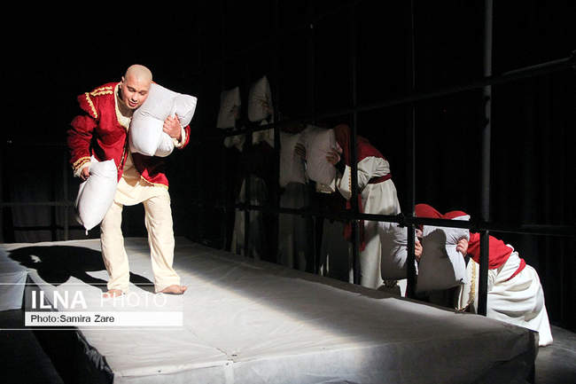 دومین روز جشنواره تئاتر فجر مناطق کشور (نمایش خواب‌هایم سراغ تو را م