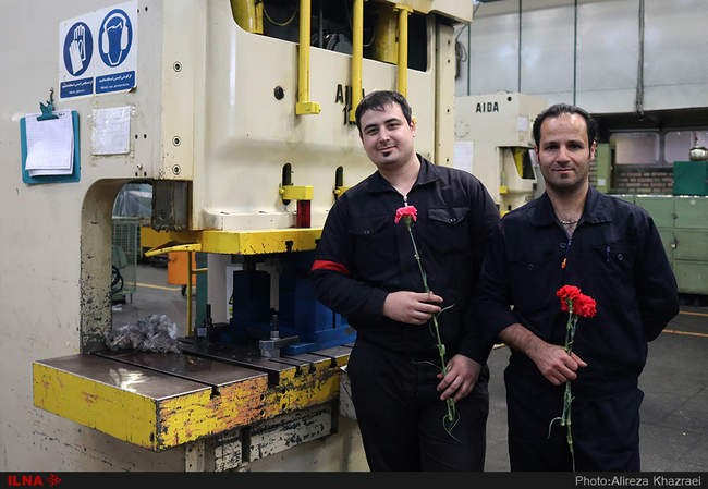 بازدید هیئت اجرایی خانه کارگر شرق تهران از کارخانجات و اهدای گل به کا