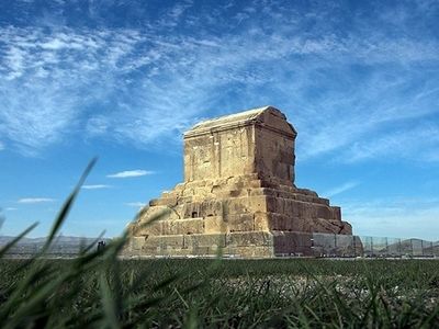 در محوطه‌ پاسارگاد چه چیزی پیدا شد؟ 