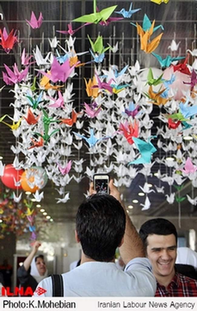پرواز پرنده های کاغذی به مناسبت روز جهانی صلح در برج میلاد