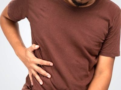 دلایل درد زیر دندهٔ سمت راست + اینفوگرافیک