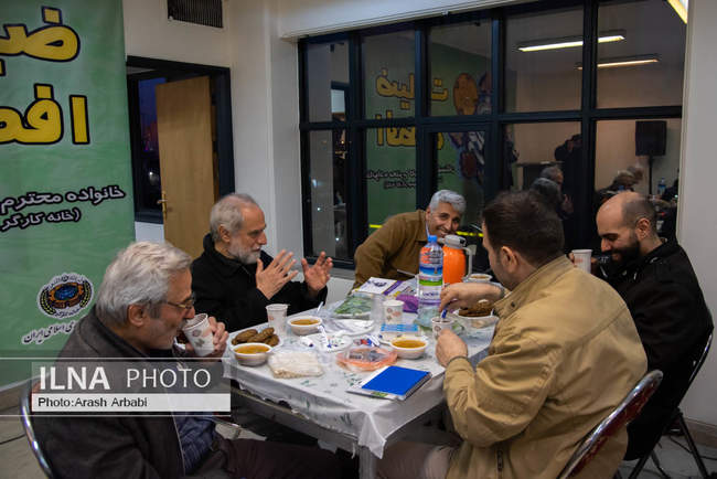 ضیافت افطاری خانه کارگر با حضور کارگران و بازنشستگان-شب هشتم ماه رمض�