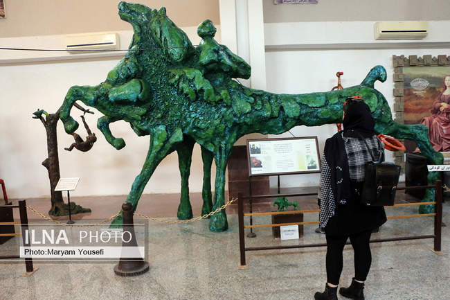 گردشگران نوروزی در مقبرةالشعرا