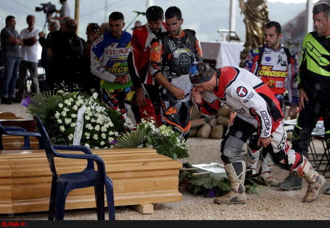 عزاداری خانواده اندوهگین برای از دست دادن عزیزان خود در منطقه زلزله �