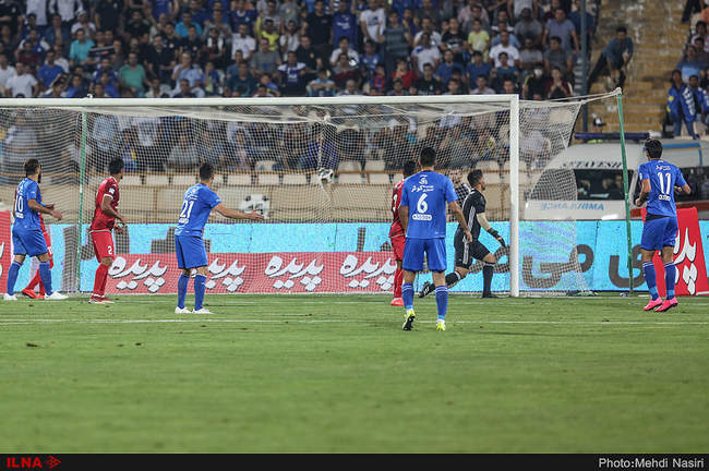 دیدار تیمهای استقلال تهران و تراکتورسازی تبریز