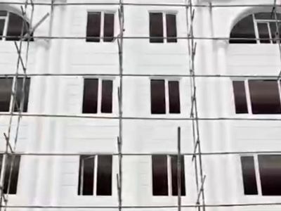 حادثه ای خطرناک در اردبیل و سقوط داربست به داخل منزل همسایه + فیلم