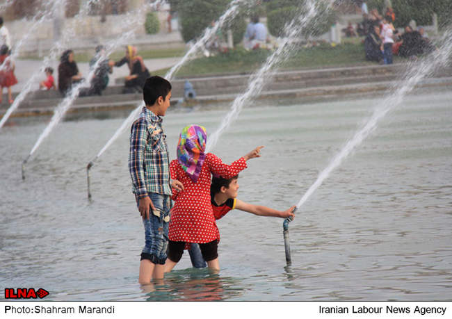  آب‌ بازی کودکان در میدان امام اصفهان