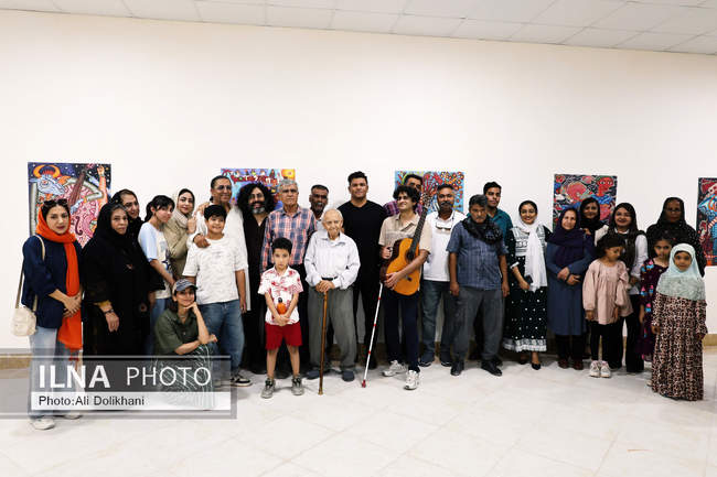 نمایشگاه «صلح» در فین؛ پوسترهای آذرخش فراهانی روی دیوار فرهنگ