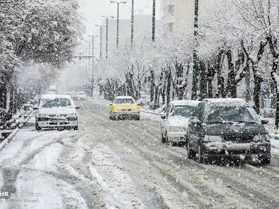 آغاز بارش برف در محورهای کوهستانی چهارمحال و بختیاری/ رانندگان با احتیاط تردد کنند