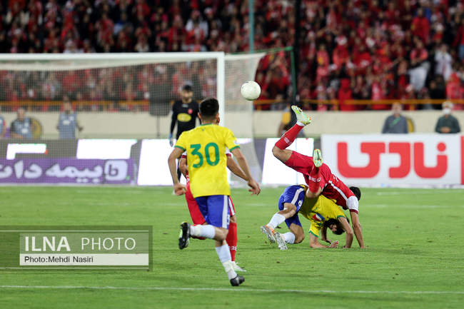 دیدار تیمهای فوتبال پرسپولیس تهران و صنعت نفت آبادان