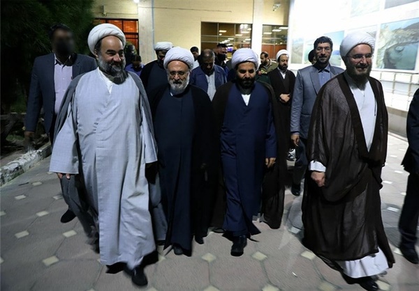 حضور هیئت اعزامی از سوی دفتر رهبری به سیستان و بلوچستان/  دیدار نماینده رهبر انقلاب با مولوی عبدالحمید