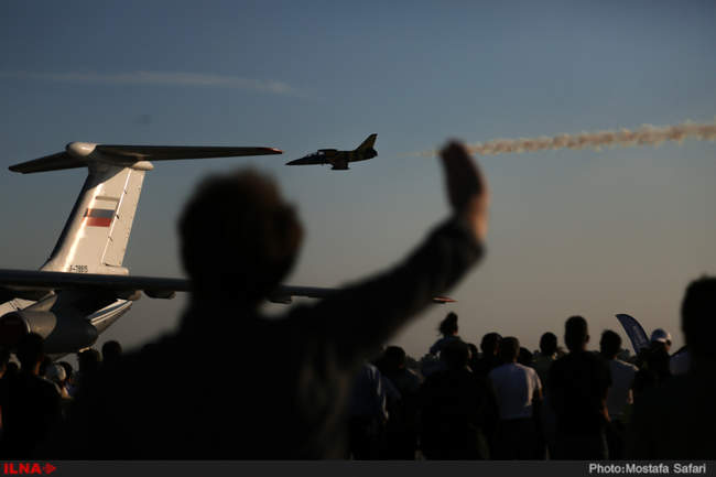 اجرای نمایش‌های هوایی در جریان نهمین نمایشگاه بین‌المللی هوایی ایر