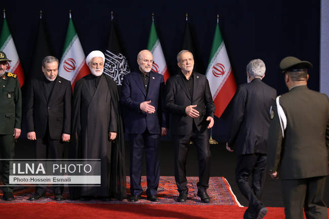 ادای احترام سران قوا و مسئولان نظام به پیکر آقای شهید ایران