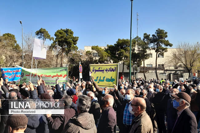 تجمع اعتراض‌آمیز بازنشستگان تامین اجتماعی مقابل مجلس
